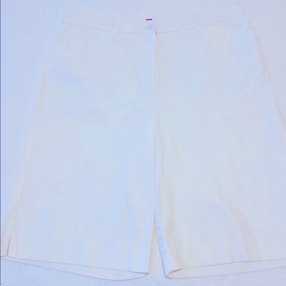 Anne Klein white knee length shorts, size 14